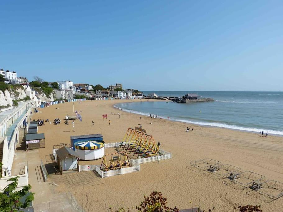 Amazing Sea Views And Much More…. Apartment Бродстеърс Екстериор снимка